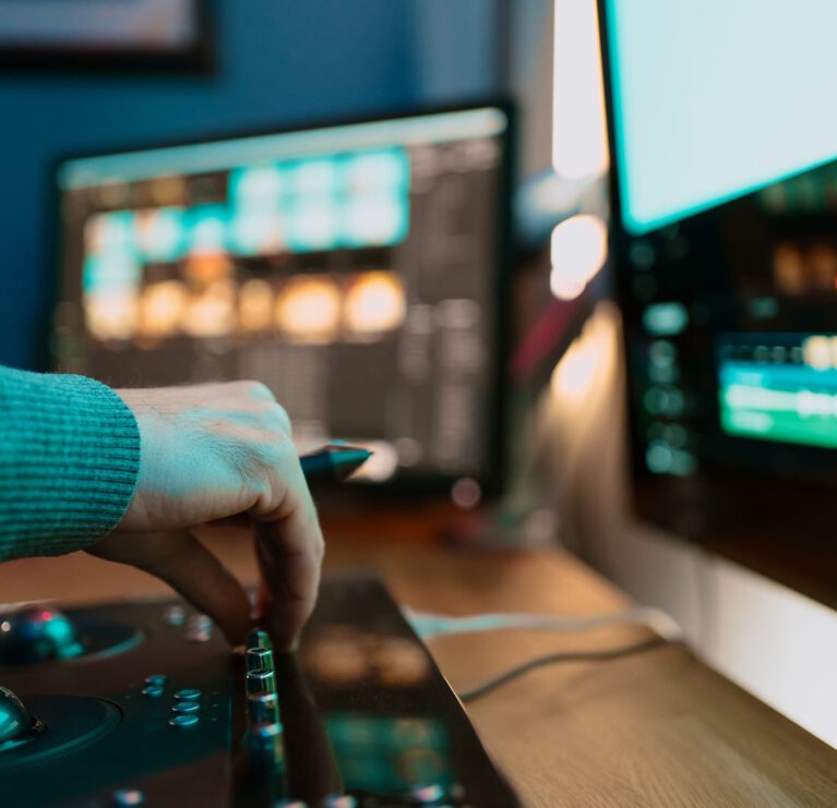 Male Video Editor hand Works with Footage or Video on His Personal Computer, he Works in Creative Office Studio or home. Neon lights SSUCv3H4sIAAAAAAAACoRWu27bMBTdC/QfDM0xwJcosWvRuUu3ogNNUTZrWlRJymka5N97JVmJTCrIZl0e38e5z+fPn3a74iCDUcWX3fP4Bd/G2iFEL6NxHYjRw03udddov5ZcPeVoLdCNic4badfCg4zq1MmLBmE3WDuKX6bHIkQZh6DDaP0mUjLqI+iYha8qZhd/zt+75WF6hH/AU/FDgxVn3fGpeFi9huEwvn51l36I2odieZvtvaPs++G3VjFsafpm4cW7zqiVrvnHryVkedSdepqiWkXrtdVyjvYWSCEQQZoyvi9bLPesUngvSiH2qOICUSSVEHyyMqsuzo8Qw2VNzUz5mpuirphAReKSuhFwh8SIE1Gm0N67ZlC39L+BOSoR3sC2OgTATklfoXFJWYqObzlKNGOSYi9AcRoZxwLVWWReywwIvGYUXE2j3R1MEIFEZniw0VyAV5lwReoyi2ik33THj/lvTOitTOLGdV3lwKOJKZlbBD06f07UVSJzcCsQyinaZNFcdQJFNc4Jcl2ECr9nEpd5KK3X2spO3UNrVDLOeAp2bWsSJEeQ8BTXmeMp3sMo4hksQEC6+7h6oIDHVk/sUpEFE+LQGJf6RzbqFqZkYpiQmm6lL62czQy2xl6yBLIsgcG18VH6lEHBs/62gEwV0tyugjR7lxYioptA3d2rhIh5Rass6ou7msRFzuusGFrn8hJjNO+/qwlD0iy4ogThPOyp/Y9e9qdkClbQ2tVWeqBhs4rEOVGy762BxZEOzJoRWmYT86yfDk76JivNzGH9t9ewCNP+4YiRjDAlBwVLUqYVj+usMxodzLFLOOCYsayUG33V1vWXNLkwXWnmrRoSECc8c1P/GcyWPmikrcn68VgFhdKaf+lewyXOPQy9VvNtcpfQOjOtYEV1JiTmEWFZOfcuxN07+1IQWr2Om9UZIG9zZNngV6ekHVc6XYF6b9Q8HZbDyMW5bpe/KTdAf44LpcBULJcKNLfr5cGOJdOCWr3ITzIE+MdYdpN8ZUvBuefGEbOY6lycrpRi1lo0cJPNdgjHnFeshIlR1wTacX3HnYAyN3m0KIJvdTbN+r4zowcFJvrAKCr3tCFqzxjne4GU3GuCeF2WhFDSAHUv/wEAAP//AwD0BXaiogoAAA==